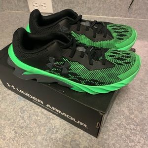 Boys UnderArmour Sneakers sz3